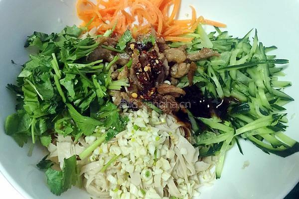 胡萝卜黄瓜拌豆皮的做法图解4