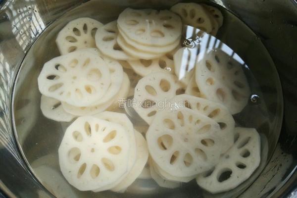 凉拌藕片的做法图解2