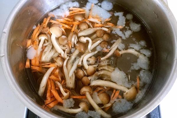 牛肉蘑菇汤面的做法图解4