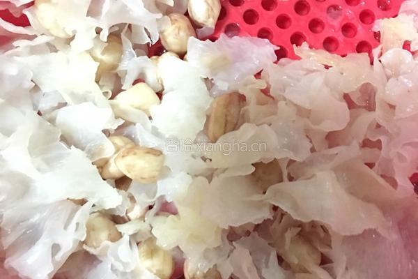 银耳荸荠雪梨花生露的做法图解1