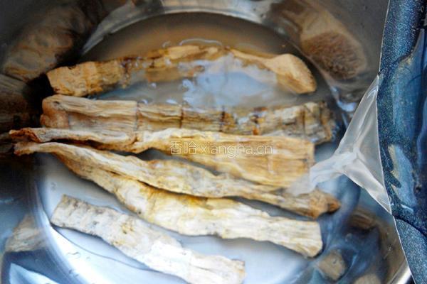 五花肉烧笋干的做法图解2