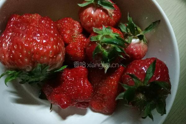 草莓果酱的做法图解1