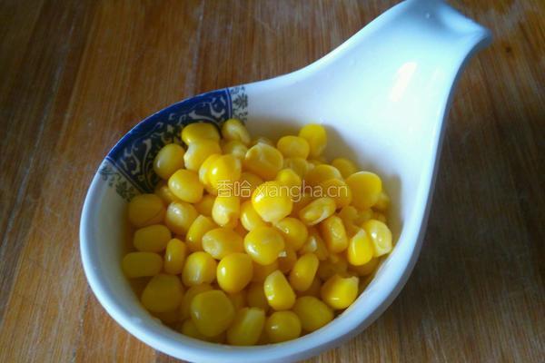 黑豆炒胡萝卜玉米粒的做法图解1