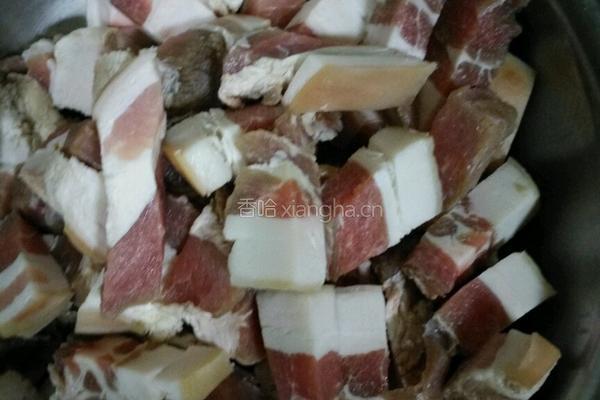 红烧肉炖土豆的做法图解1