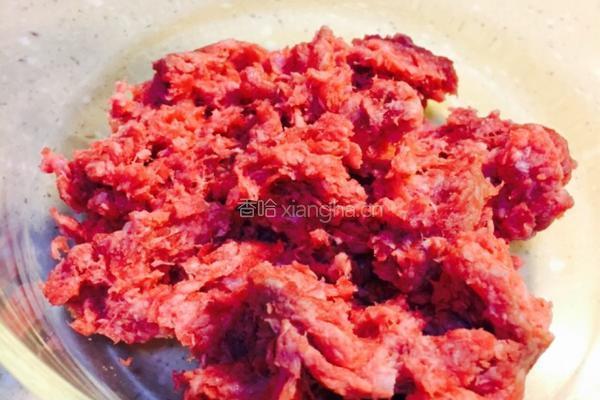 红烩汁配煎牛肉饼的做法图解1
