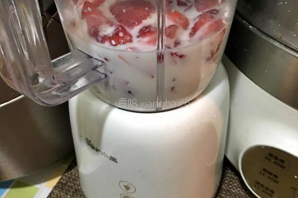 草莓奶昔的做法图解3