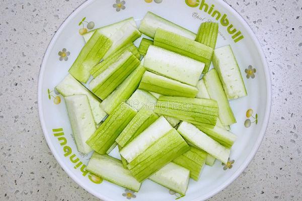 丝瓜炒毛豆的做法图解2