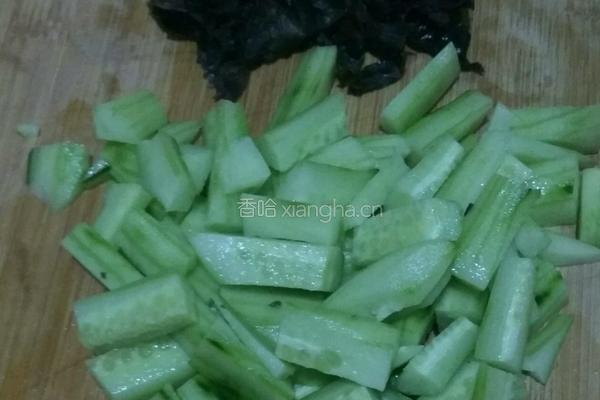 黄瓜木耳炒鸡蛋的做法图解2