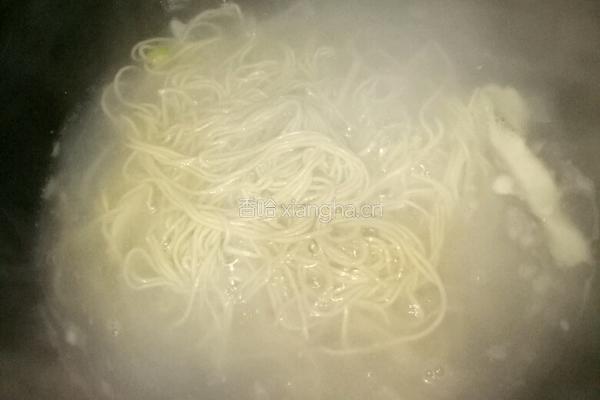 素菜炒面的做法图解1