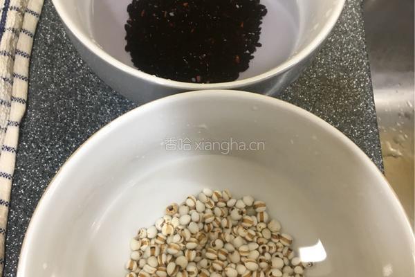 黑米薏米粥的做法图解2