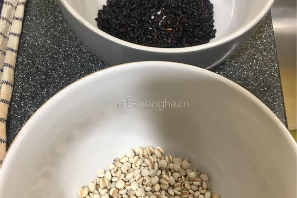 黑米薏米粥的做法图解1