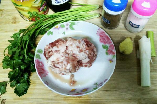 猪肉香菜馄饨馅的做法图解2