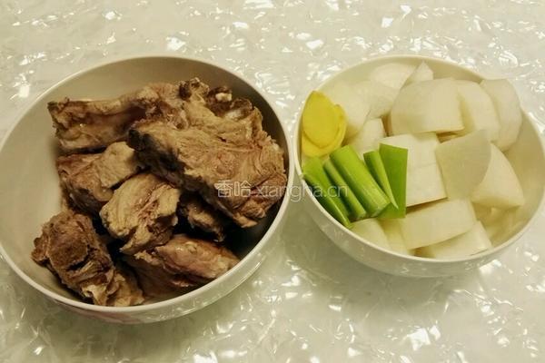 白萝卜脊骨汤的做法图解2