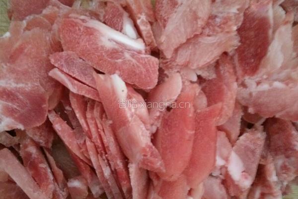 青蒜苗炒肉片的做法图解1