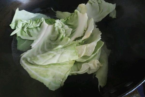 春之绿一一拌甘蓝的做法图解2