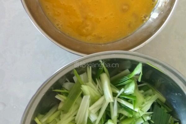 豆芽蒜苗炒鸡蛋的做法图解2