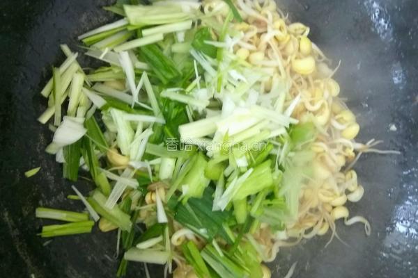 豆芽蒜苗炒鸡蛋的做法图解5