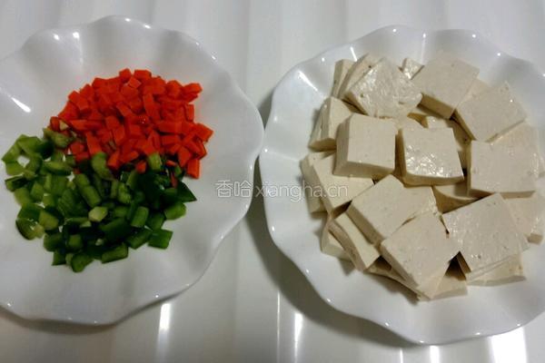 肉丁拌豆腐的做法图解1