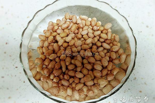 水煮五香花生米的做法图解1