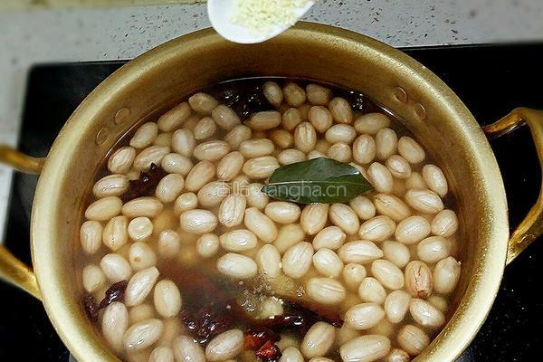 水煮五香花生米的做法图解6