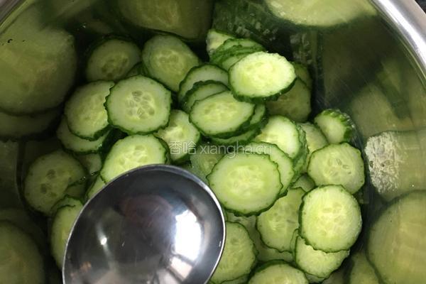 蒜泥黄瓜片的做法图解2