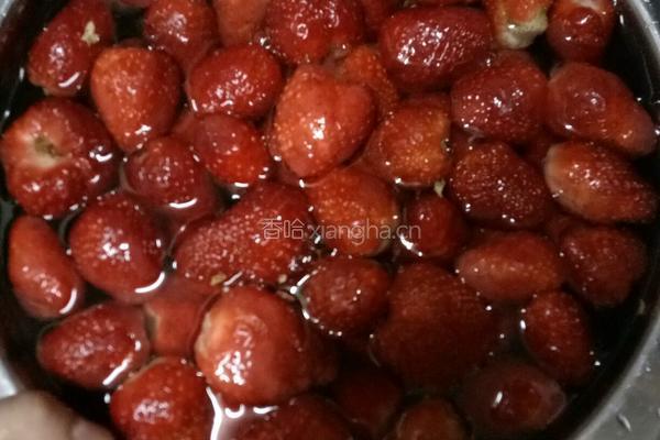 蜂蜜草莓罐头的做法图解2