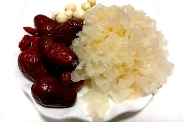 红枣银耳莲子羹的做法图解1