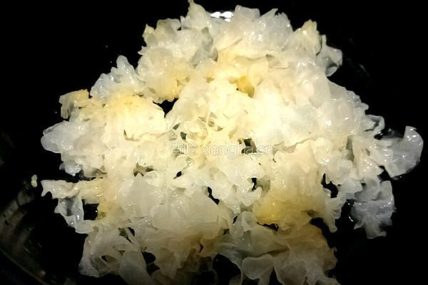 红枣银耳莲子羹的做法图解2