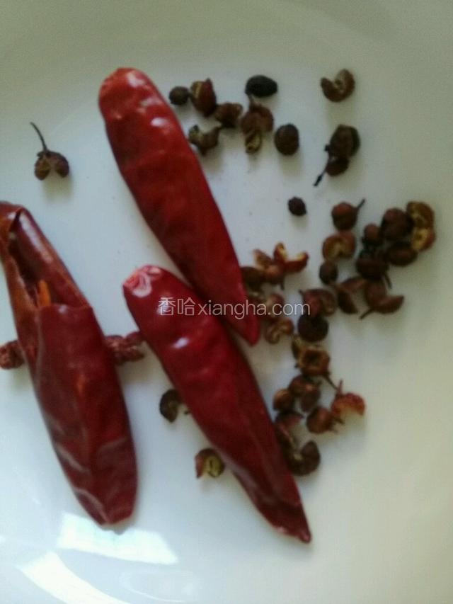 准备好干红辣椒麻椒。