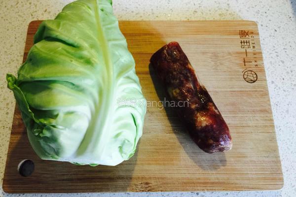腊肉炒卷心菜的做法图解1