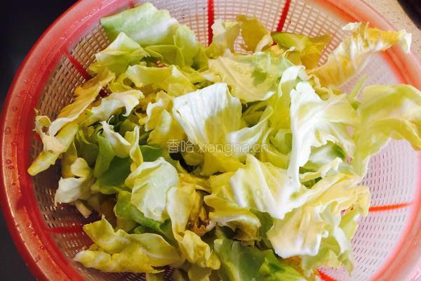 腊肉炒卷心菜的做法图解2