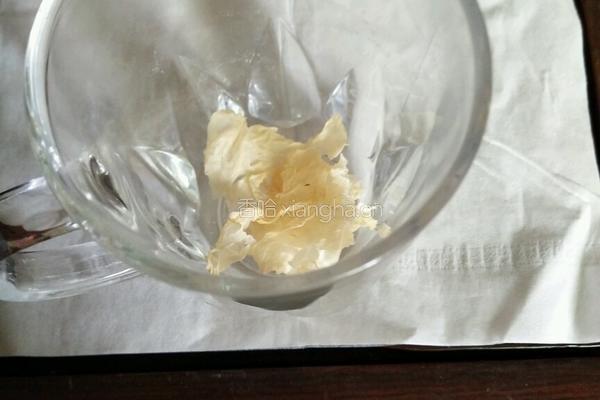 白木耳奶茶的做法图解1