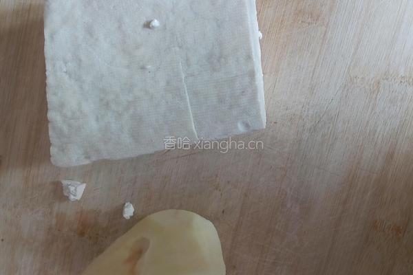 土豆炖豆腐的做法图解1