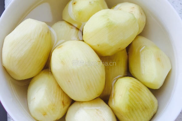 土豆烧鸡丁的做法图解1
