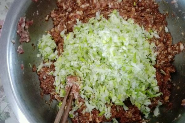 酸菜肉饺子的做法图解4