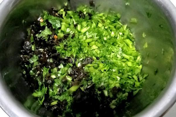 芹菜猪肉馅馄饨的做法图解2