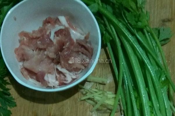 香芹炒肉片的做法图解1