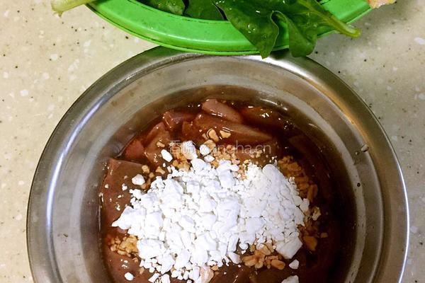猪肝菠菜枸杞汤的做法图解1