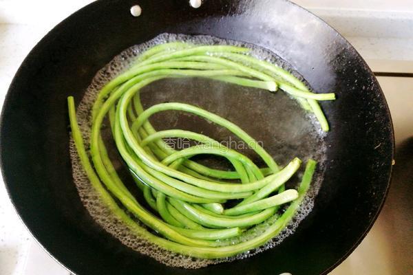 缸豆香菇木耳饺子馅的做法图解3