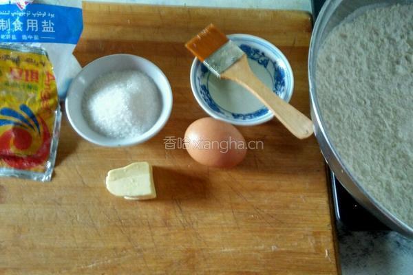 奶香小面包的做法图解1