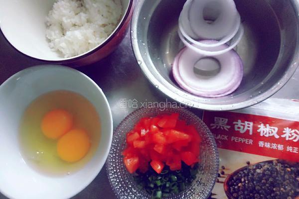 洋葱圈鸡蛋米饭饼的做法图解1