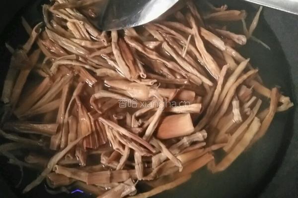 干竹笋炖肉的做法图解1