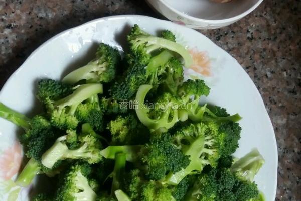 西兰花炒腊肠的做法图解1