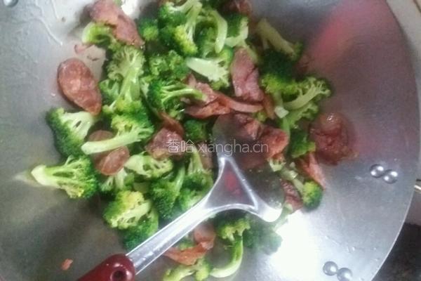 西兰花炒腊肠的做法图解3