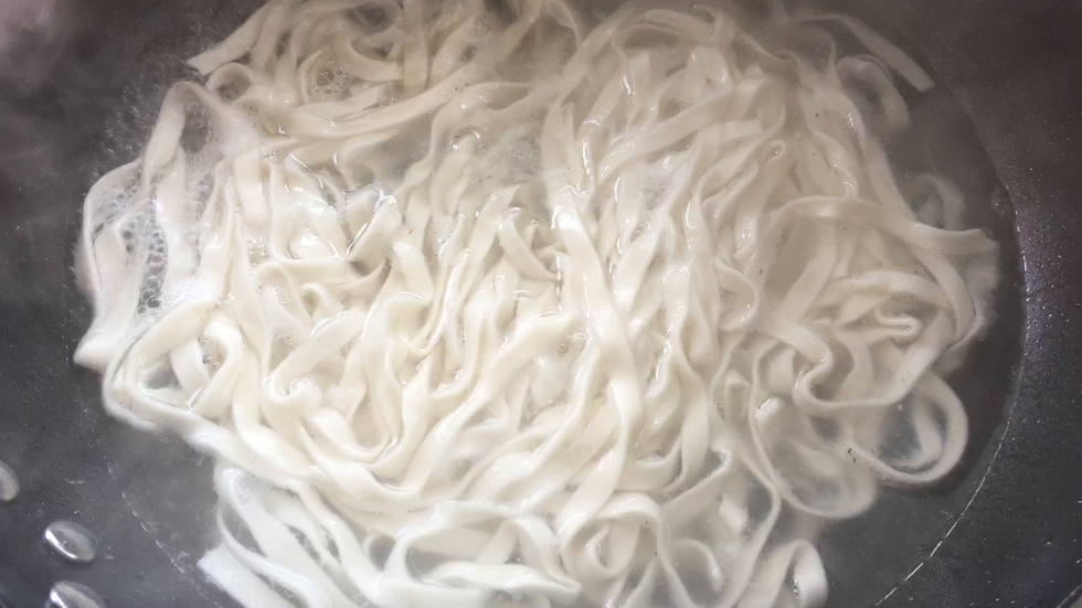 放入面条煮至断生
