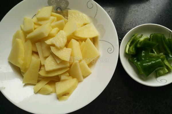 青椒炒土豆片的做法图解2