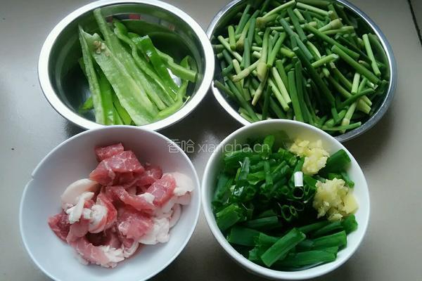 鱿鱼炒蒜苔的做法图解1