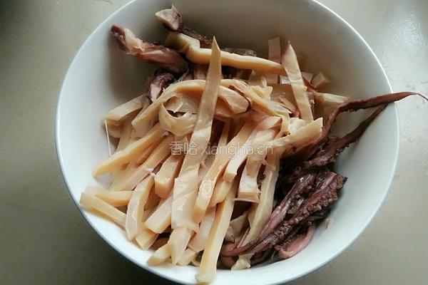 鱿鱼炒蒜苔的做法图解2
