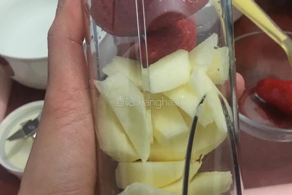 苹果草莓泥拌米粉的做法图解1