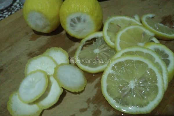每天来一杯蜂蜜柠檬水美容养颜还瘦身哦的做法图解2